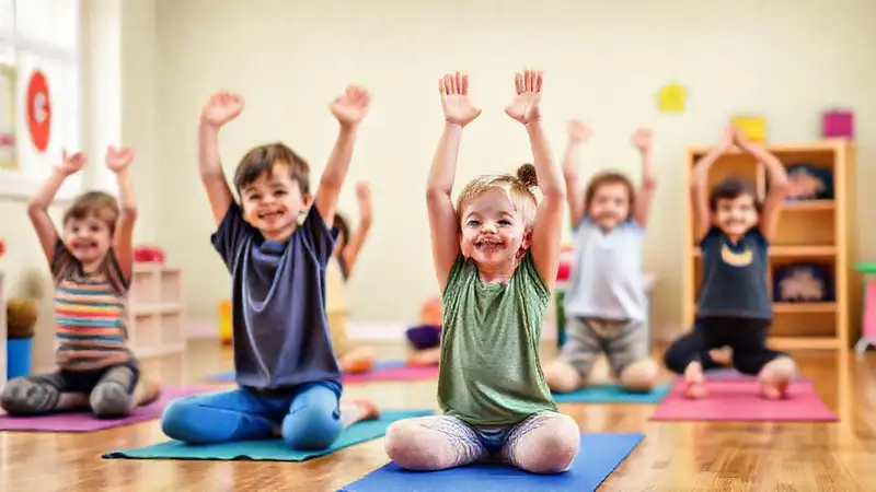 Niños felices practicando yoga en aula colorida